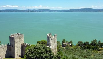 1200px-Castiglione_del_Lago,_Lago_Trasimeno